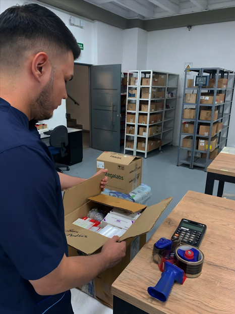 Persona empacando una caja